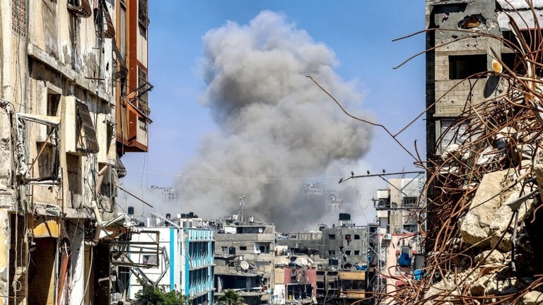 イスラエル軍によるガザ北部ジャバリアへの爆撃で立ち上る煙/AFP/Getty Images