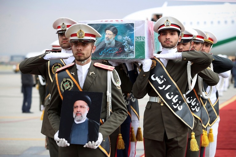 ライシ大統領の遺体を収めた棺を運ぶ護衛隊＝２１日、テヘランのメヘラバード空港/Iranian Presidency Office/AP