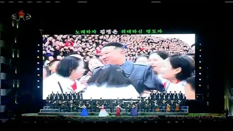 平壌での記念コンサートで披露された金正恩氏を称える歌の動画がＳＮＳで拡散した/KCTV