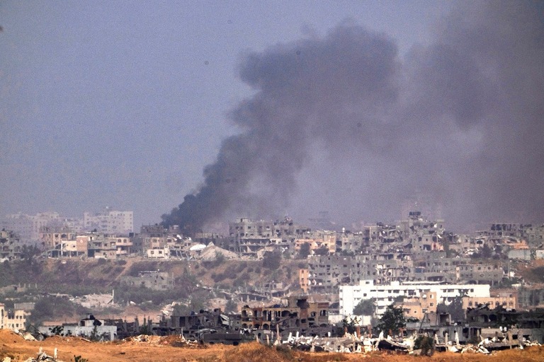 イスラエル南部から見えるガザ地区の上空に立ち上る煙＝２１日/Smoke rises to the sky 