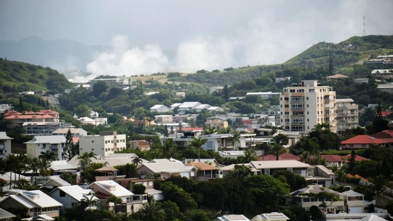 遠くで煙が立ち上る仏領ニューカレドニアの首都ヌメア/Theo Rouby/AFP/Getty Images