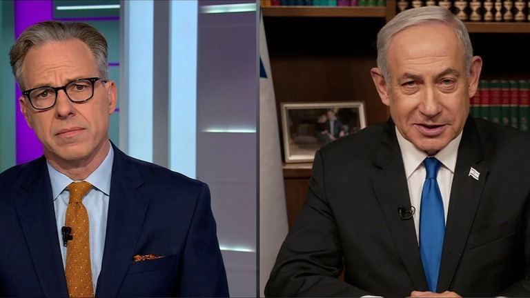 ジェイク・タッパー記者（左）のインタビューに答えるイスラエルのネタニヤフ首相/CNN