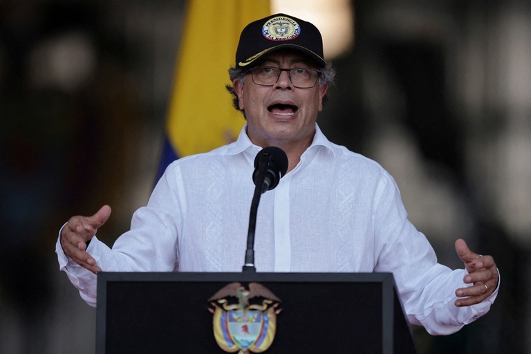 演説するコロンビアのペトロ大統領/Luisa Gonzalez/Reuters