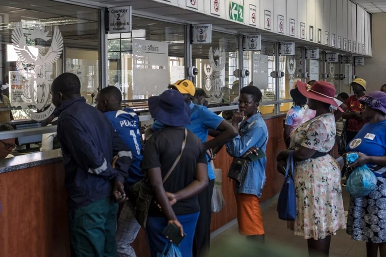 国境を越える難しさはアフリカの旅行者にとって悩みの種だ/Marco Longari/AFP/Getty Images