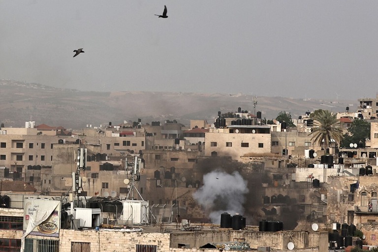 ジェニンへの攻撃で立ち上る煙/Zain Jaafar/AFP/Getty Images