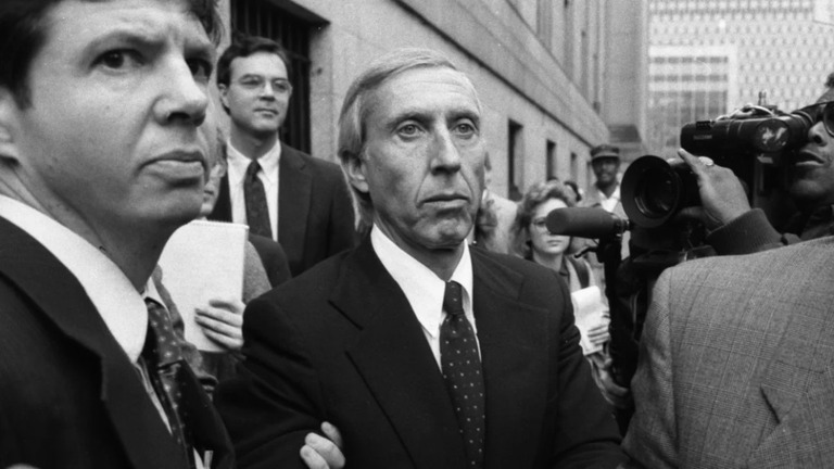 １９８７年４月、インサイダー取引事件で罪を認め裁判所を後にするボウスキー氏/Keith Torrie/NY Daily News/Getty Images