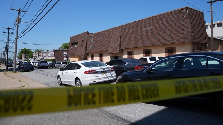 米ペンシルベニア州のリネン会社で従業員が銃を乱射、２人が死亡した/Matt Rourke/AP
