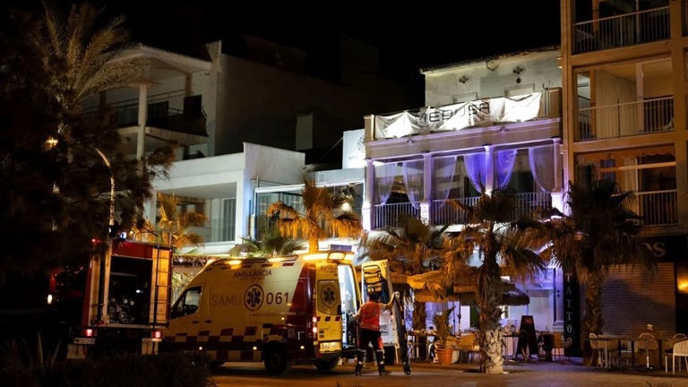 スペイン・マジョルカで２階建てのレストランが崩落し、救急車が駆け付ける様子/Jaime REina/AFP/Getty Images