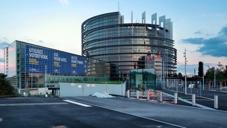 仏ストラスブールにある欧州議会の建物の外観/Johannes Simon/Getty Images