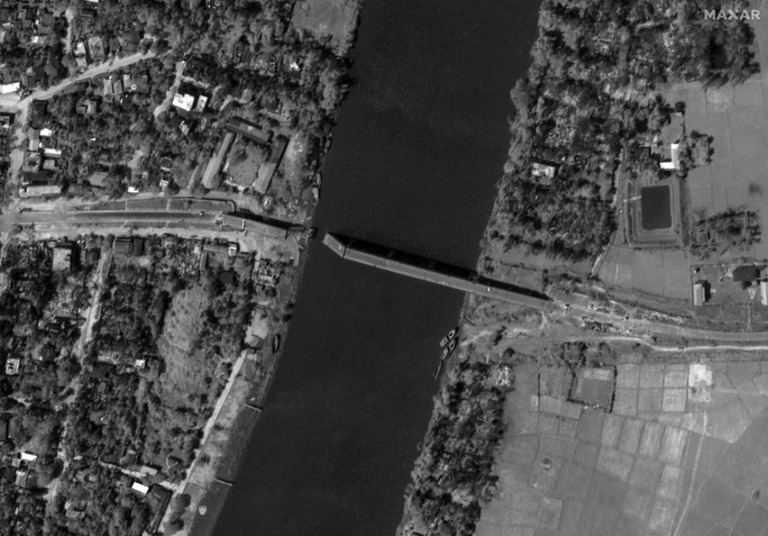 破壊されたブティダウンの橋＝５月１８日撮影/© 2024 Maxar Technologies