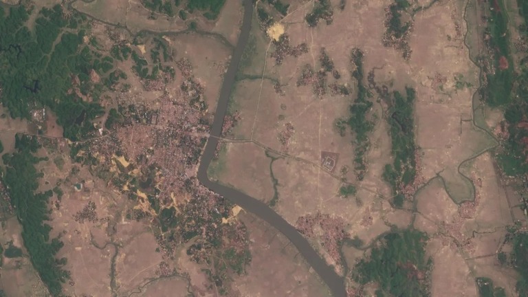 火災で熱せられた痕が残るミャンマー西部ブティダウンの５月２０日撮影の衛星画像/Planet Labs, PBC