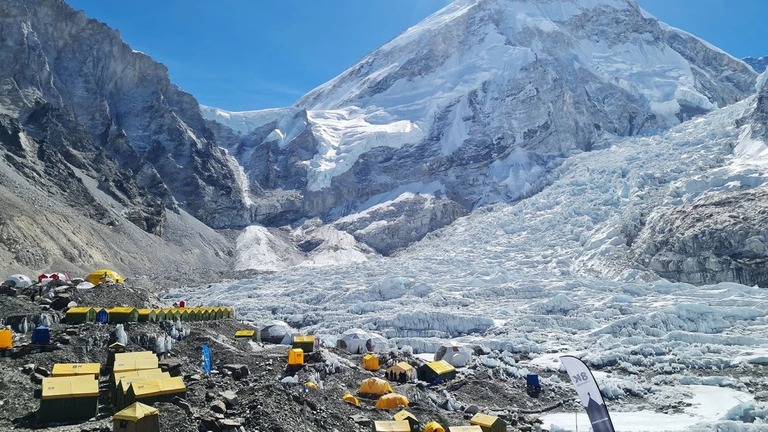 エベレストで無酸素登頂を試みたケニア人の登山家が死亡した/Purnima Shrestha/AFP/Getty Images/File