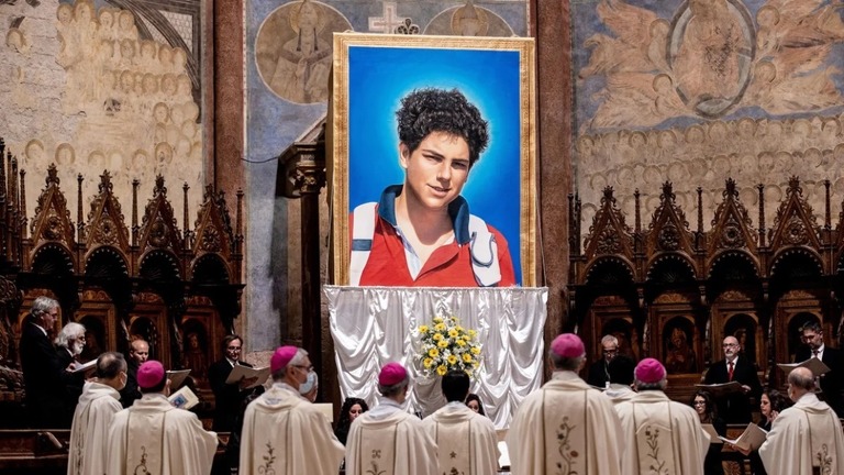 ２０２０年１０月、アッシジで行われたカルロ・アクティスさんの列福式の様子/Vatican/Getty Images