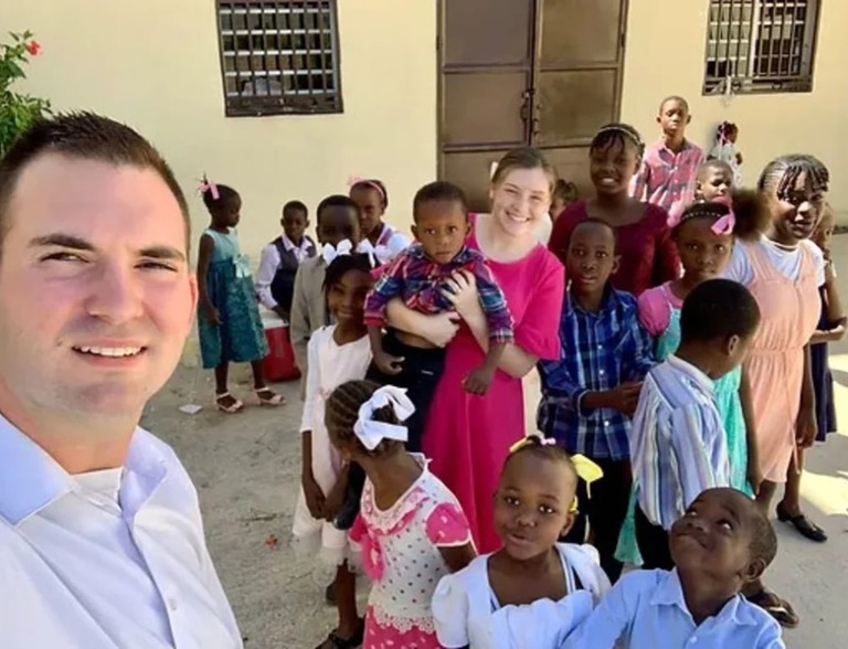 現地の子どもたちと交流するロイドさん夫婦/Missions in Haiti