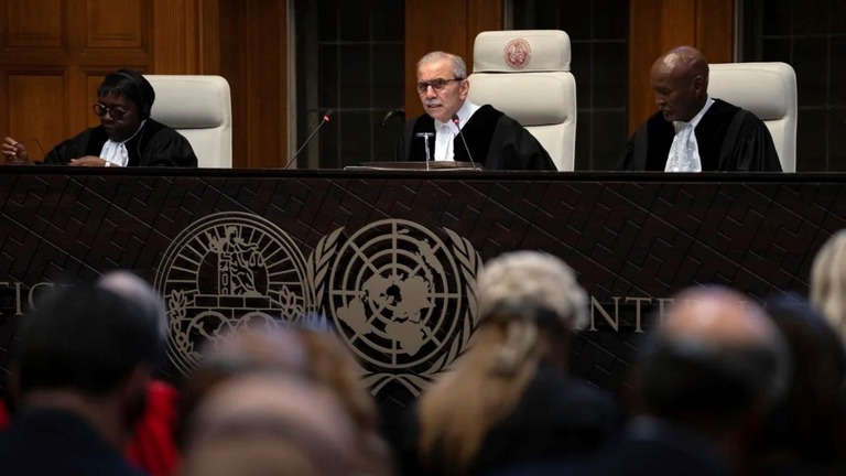 蘭ハーグの国際司法裁判所で、今回の判断の内容を読み上げるサラム裁判長（中央）/Peter Dejong/AP
