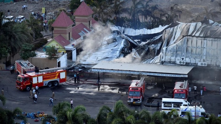 インド・ラージコートにあるゲームセンターで火災が発生した/Stringer/Reuters