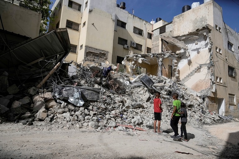 イスラエル軍の攻撃によって破壊された建物＝２３日、パレスチナ自治区ガザ地区ジェニン/Majdi Mohammed/AP