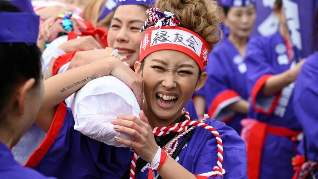 はだか祭り」に女性が初参加、高齢化で男性中心の伝統に変化 日本 - CNN.co.jp