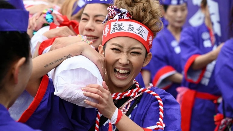 １０００年以上の歴史を持つはだか祭りに初めて女性が参加した＝２月、愛知県稲沢市/ Chris Gallagher/Reuters