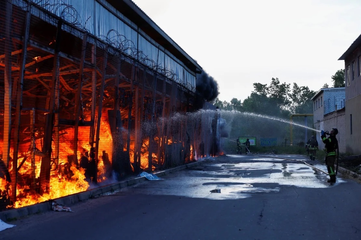 ゼレンスキー大統領によれば、炎は１万平方メートルの建物を焼き尽くした/Valentyn Ogirenko/Reuters