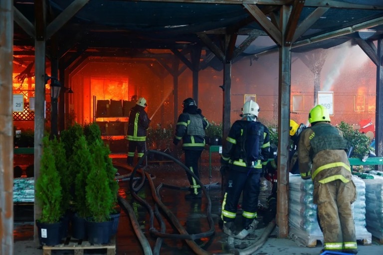 消火作業にあたる消防隊/Valentyn Ogirenko/Reuters