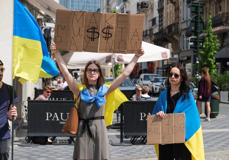 親ウクライナのデモ参加者＝１３日、ベルギー首都ブリュッセル/Thierry Monasse/Getty Images via CNN Newsource