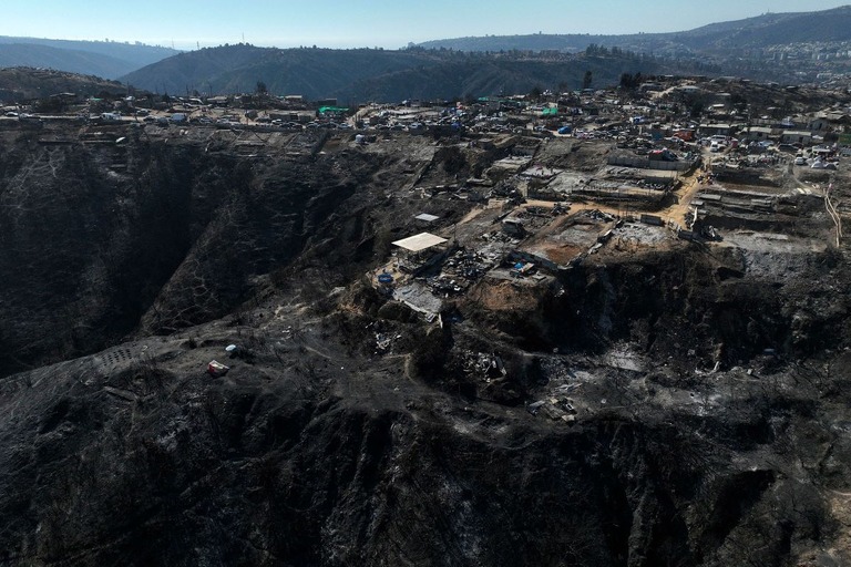２月にチリ中部と北部の大部分を襲った山火事により、少なくとも１３７人が死亡した/Javier Torres/AFP/Getty Images