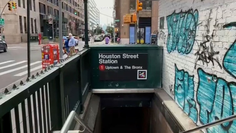 事件は現地時間の２５日午後２時４５分ごろ、マンハッタンのハウストン・ストリート駅で発生した/WABC 
