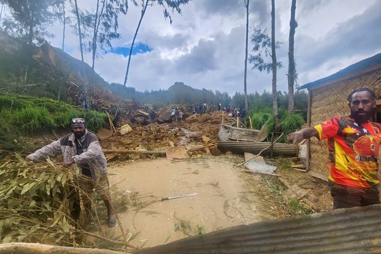 パプアニューギニア北部の山間部で大規模な地滑りが発生し、犠牲者は６７０人以上に上る可能性がある/Mohamud Omer/International Organization for Migration/AP