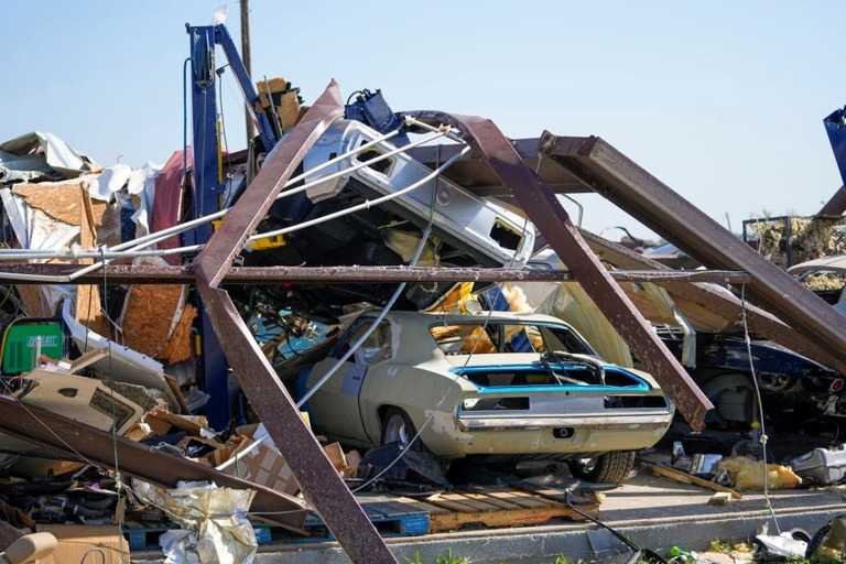 竜巻によって破壊された自動車修理工場の車＝米テキサス州バレービュー/Julio Cortez/AP