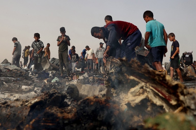 イスラエル軍による空爆の跡地に集まったパレスチナの人々＝２７日、パレスチナ自治区ガザ地区ラファ/EYAD BABA Eya/AFP via Getty Images