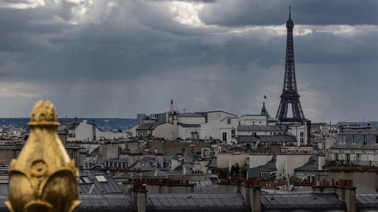 パリの観光名所エッフェル塔の入場料が２０％引き上げられる/Joel Saget/AFP/Getty Images