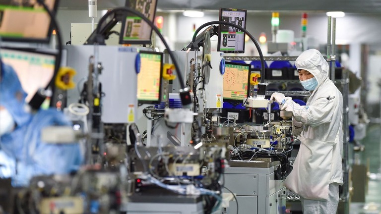 中国江蘇省宿遷市にある半導体工場で機械を操作する従業員/VCG/Getty Images