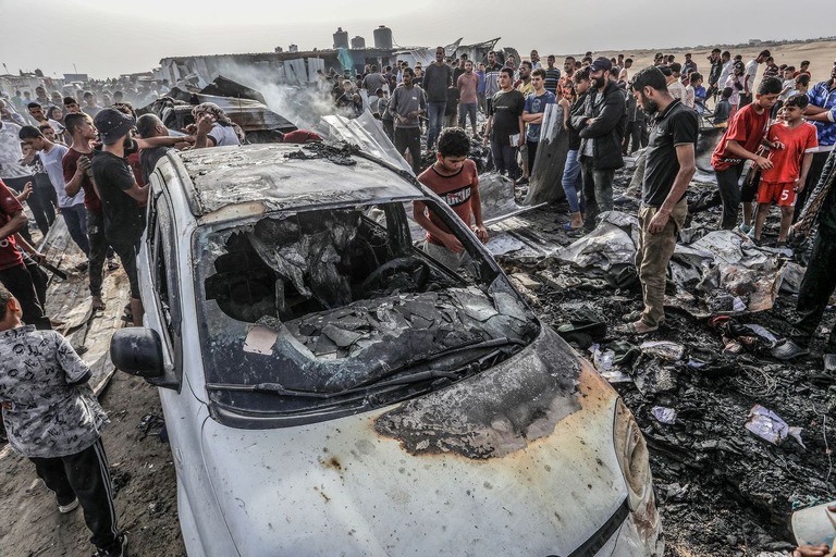 ２７日、パレスチナ自治区ガザ地区南部ラファの難民キャンプに対し空爆があり、多数の死者が出た/Abed Rahim Khatib/picture alliance/Getty Images