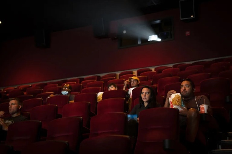 ２０２０年８月２０日、上映再開したシカゴの映画館で飲食しながら作品を鑑賞する人々/E. Jason Wambsgans/Chicago Tribune/Tribune News Service/Getty Images