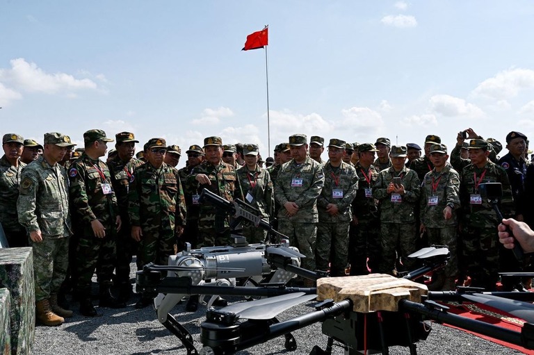 自動小銃を搭載したロボット犬のデモを見る中国軍とカンボジア軍の兵士＝１６日、カンボジア中部コンポンチュナン/Tang Chhin Sothy/AFP/Getty Images via CNN Newsource