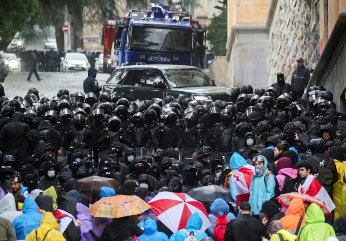 機動隊と対峙するデモ隊/Irakli Gedenidze/Reuters