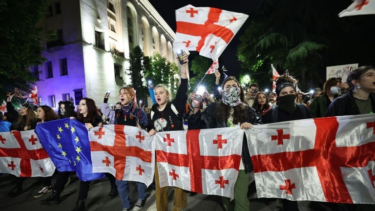 議会の外で「スパイ法案」に抗議する人たち＝ジョージア首都トビリシ/Giorgi Arjevanidze/AFP/Getty Images