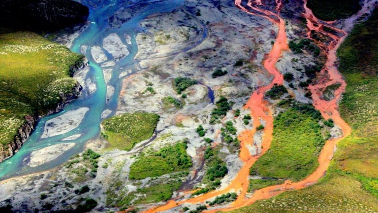 米アラスカ州の国立公園保護区を流れるクタック川。水の色がオレンジ色に変色している/Ken Hill/National Park Service