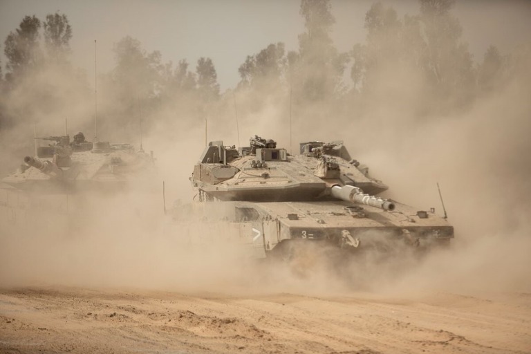 イスラエル南部のガザ地区との境界地域を移動するイスラエルの戦車/Amir Levy/Getty Images