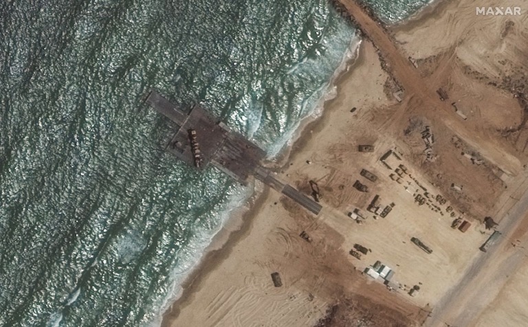 衛星画像には浮桟橋がほぼ完全に解体した様子が写っている/Satellite image ©2024 Maxar Technologies