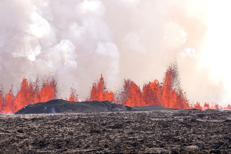 アイスランド南西部のレイキャネス半島で再び火山が噴火した＝２９日/Marco di Marco/AP via CNN Newsource