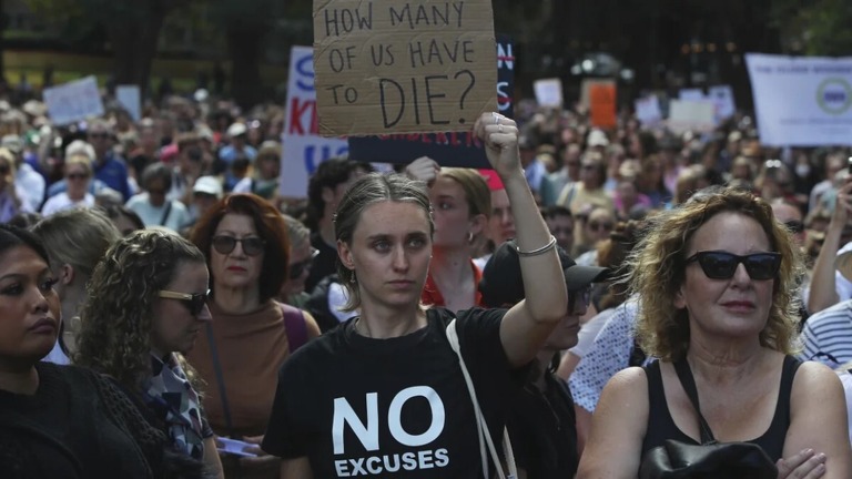 女性に対する暴力に反対するデモに参加した人々＝４月２７日/Lisa Maree Williams/Getty Images
