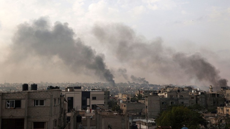 イスラエルの攻撃後に煙が立ち上る様子＝５月２８日、ガザ地区南部ラファ/Eyad Baba/AFP/Getty Images via CNN Newsource