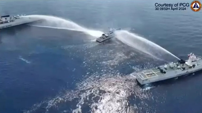 中国の沿岸警備船がフィリピン船に放水銃を使用する様子＝４月３０日、南シナ海/Handout/﻿Philippine Coast Guard