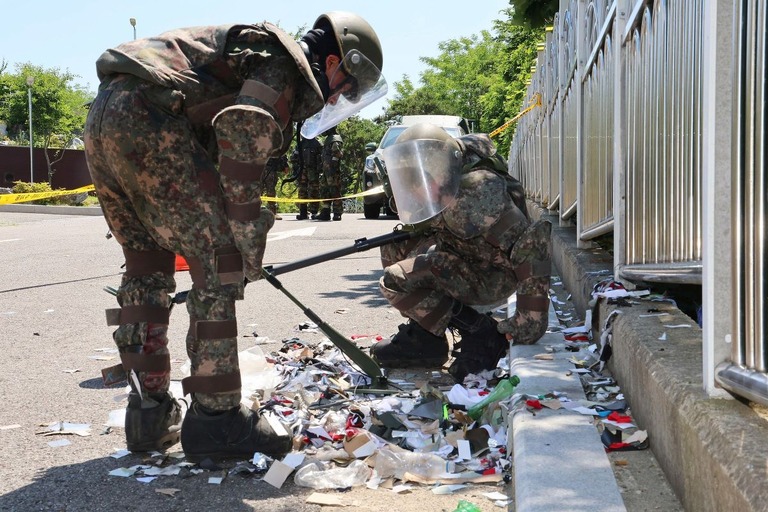 韓国・仁川に落下した北朝鮮のごみ風船を検査する兵士ら/Im Sun-suk/Yonhap/AP