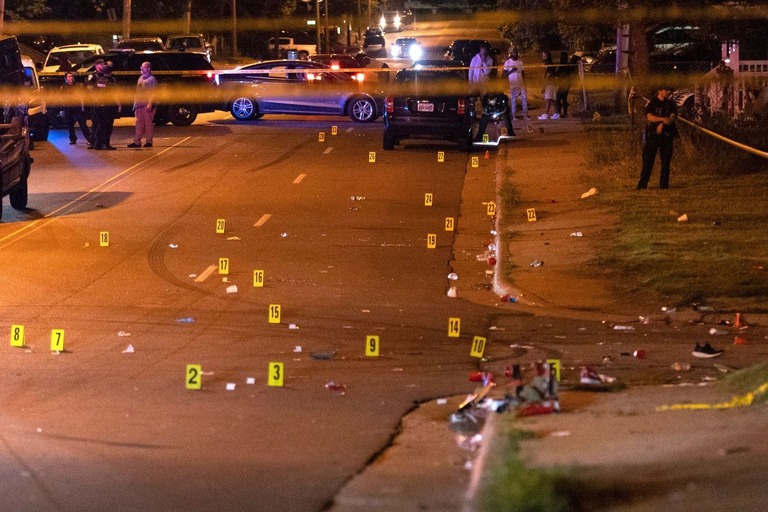 米オハイオ州アクロンで２日未明に銃の乱射があり、１人が死亡したほか２４人が負傷した/Mike Vielhaber/News 5 Cleveland via AP