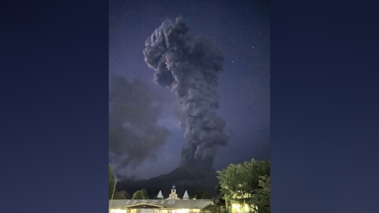 噴火したカンラオン山の噴煙が星空に立ち上る様子を捉えた画像/Courtesy of Dollet Demaflies/Handout/AFP/Getty Images