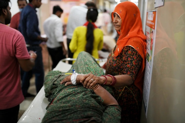 熱中症に苦しむ家族に付き添う女性＝５月３０日、インド北部バラナシ市/Indranil Aditya/NurPhoto/Getty Images