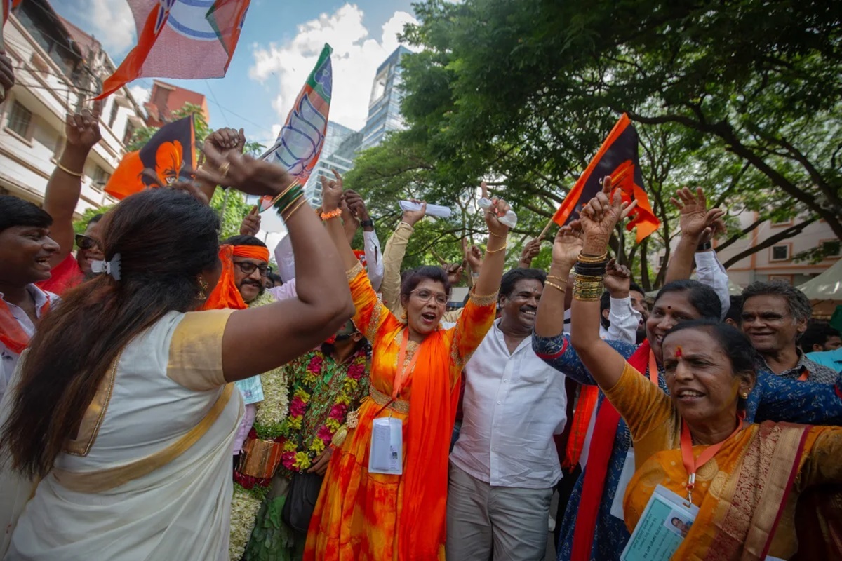 選挙結果に喜ぶインド人民党（ＢＪＰ）の支持者ら/Abhishek Chinnappa/Getty Images